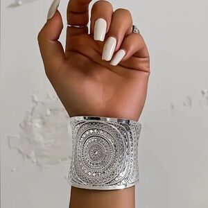 Brand New Bohemian Punk  Vintage Round Cuff Bracelet.